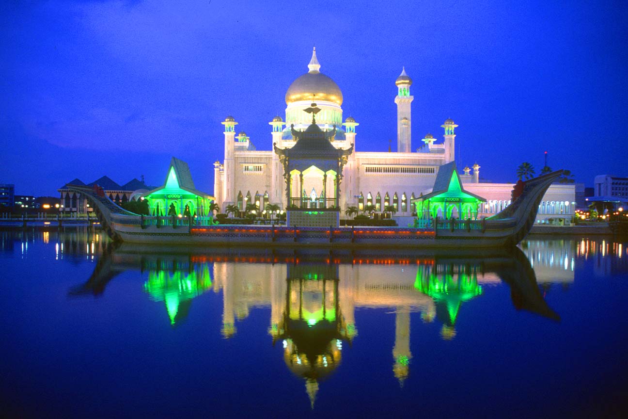 bwn-brunei-bandar-seri-begawan-omar-ali-saifuddien-mosque-with-stone-boat-and-lagoon-by-night-b.jpg