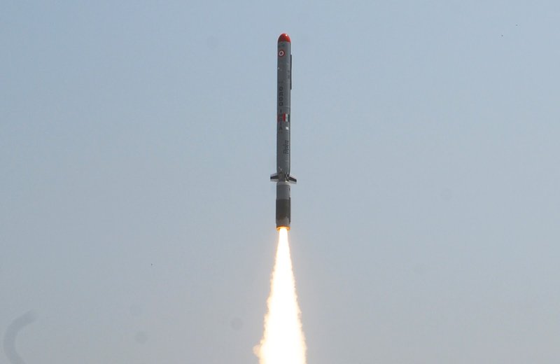 India's+sub-sonic+cruise+missile+Nirbhay+deviated+from+the+flight+path+after+it+was+successfully+launched+(2).jpg