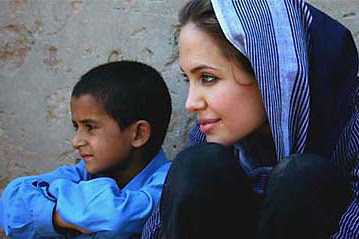 Angelina_Jolie_With_Afgan_Refugee_Boy_UNHCR-JRedden.jpg