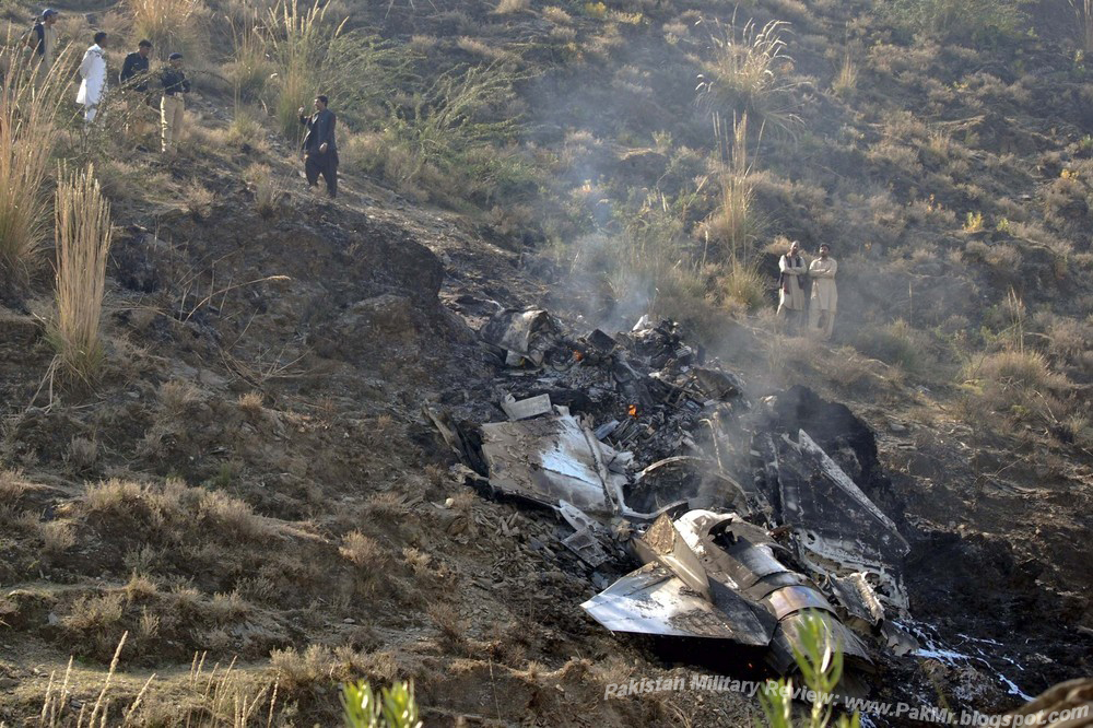 JF-17+Thunder+crash+fire+destroyed+from+No.+16+26+Squadron+Black+Panthers+spider++Pakistan+Air+Force+PAF+fighter+duabi+air+show+air+display+plaaf+missile+bvr.jpg