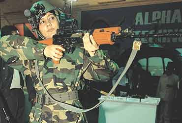 women_army_20060424.jpg