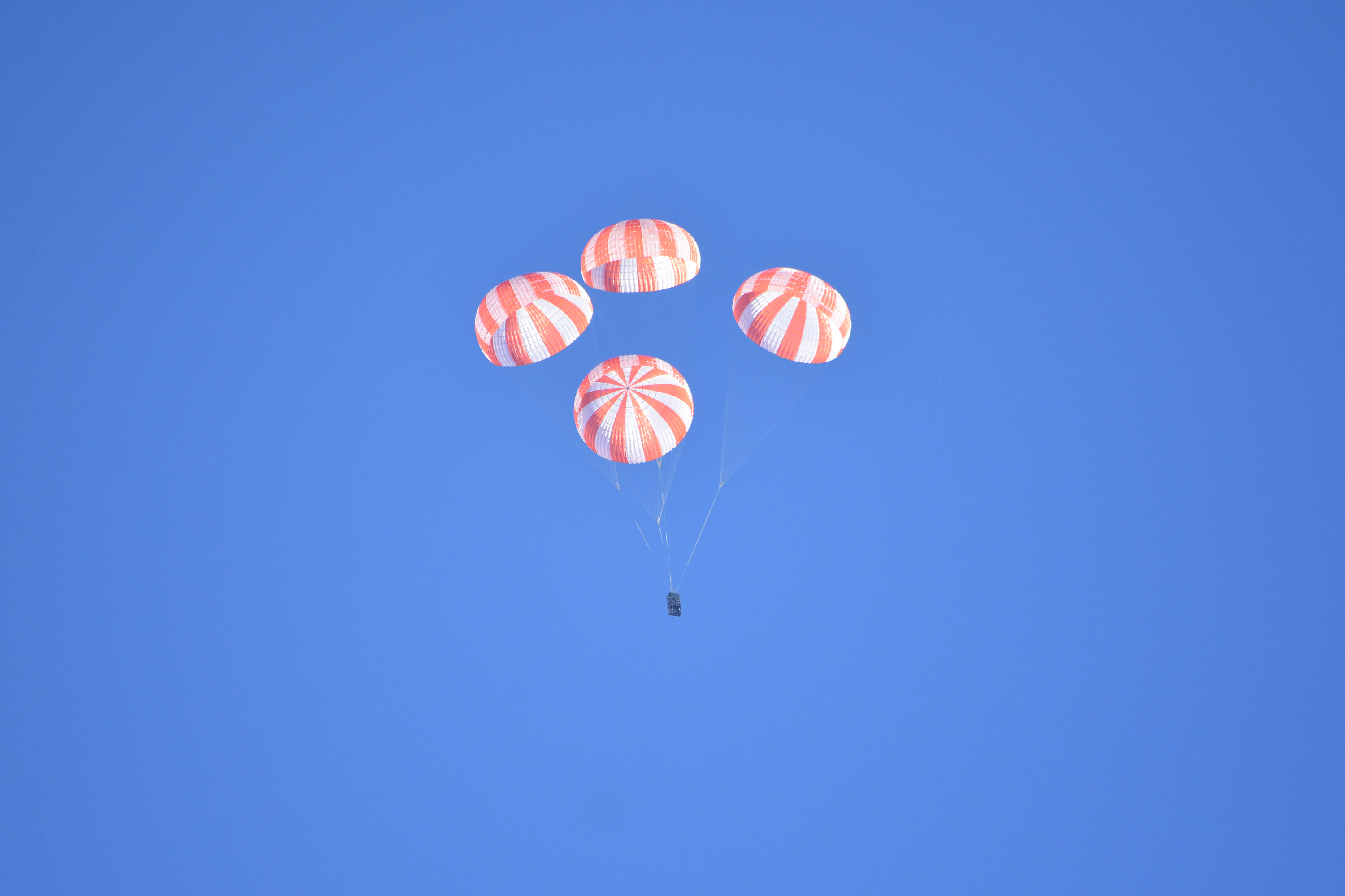 Dragon_parachute_test.jpg