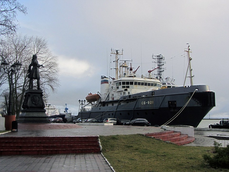 3B18FB2B00000578-4005448-Overshadowed_In_the_port_of_Baltiysk_a_hulking_statue_of_Lenin_s-a-17_1481182095688.jpg