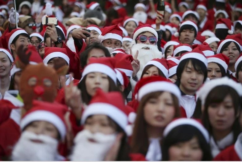 400-People-Dressed-As-Santa-Claus-In-Great-Santa-Run-Of-Tokyo-11.jpg