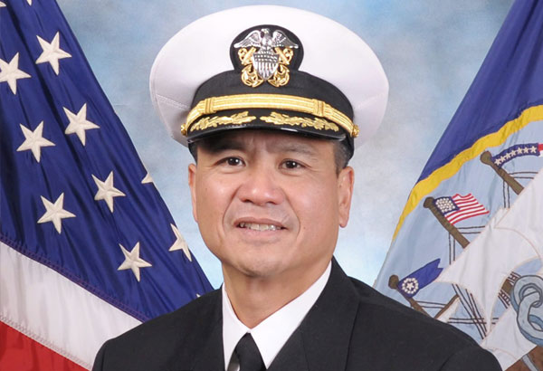 Capt.-Ronald-Ravelo-Fil-am-commanding-officer-US-Navy.jpg