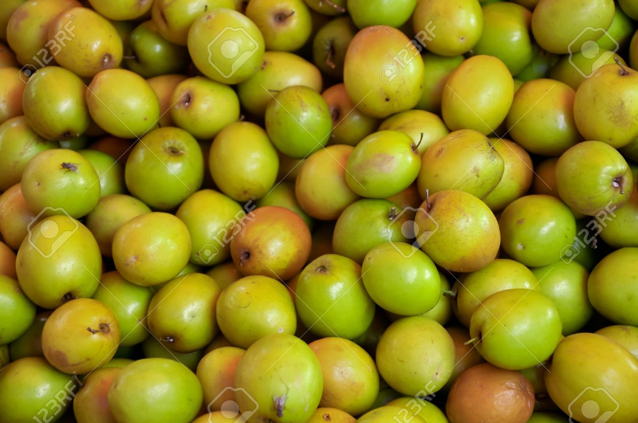 18218160-Ziziphus-mauritiana-also-known-as-Ber-Chinee-Apple-Jujube-Indian-plum-and-Masau-is-a-tropical-fruit--Stock-Photo.jpg
