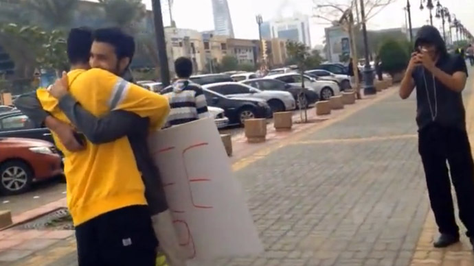 saudi-arrested-free-hugs.si.jpg