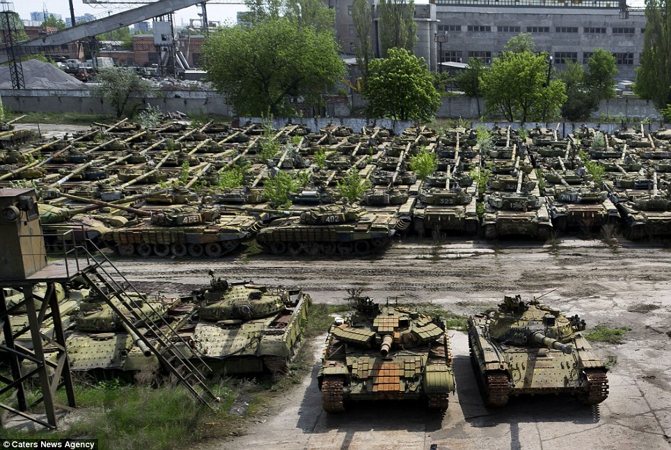 hundreds-of-abandoned-tanks-photographed-in-secret-ukrainian-site_4.jpg