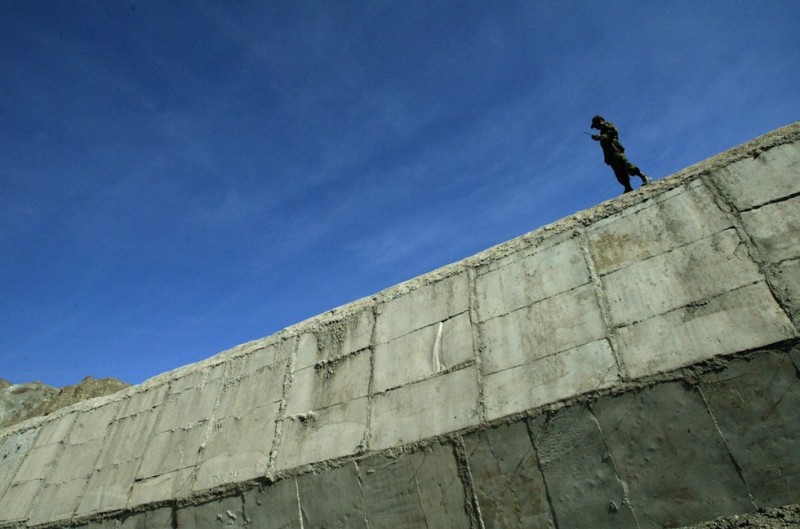 walls-09-iran-afghanistan-pakistan-800x529.jpg