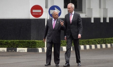 indonesian-minister-of-defense-purnomo-yusgiantoro-left-meets-with-_130213190336-226.jpg