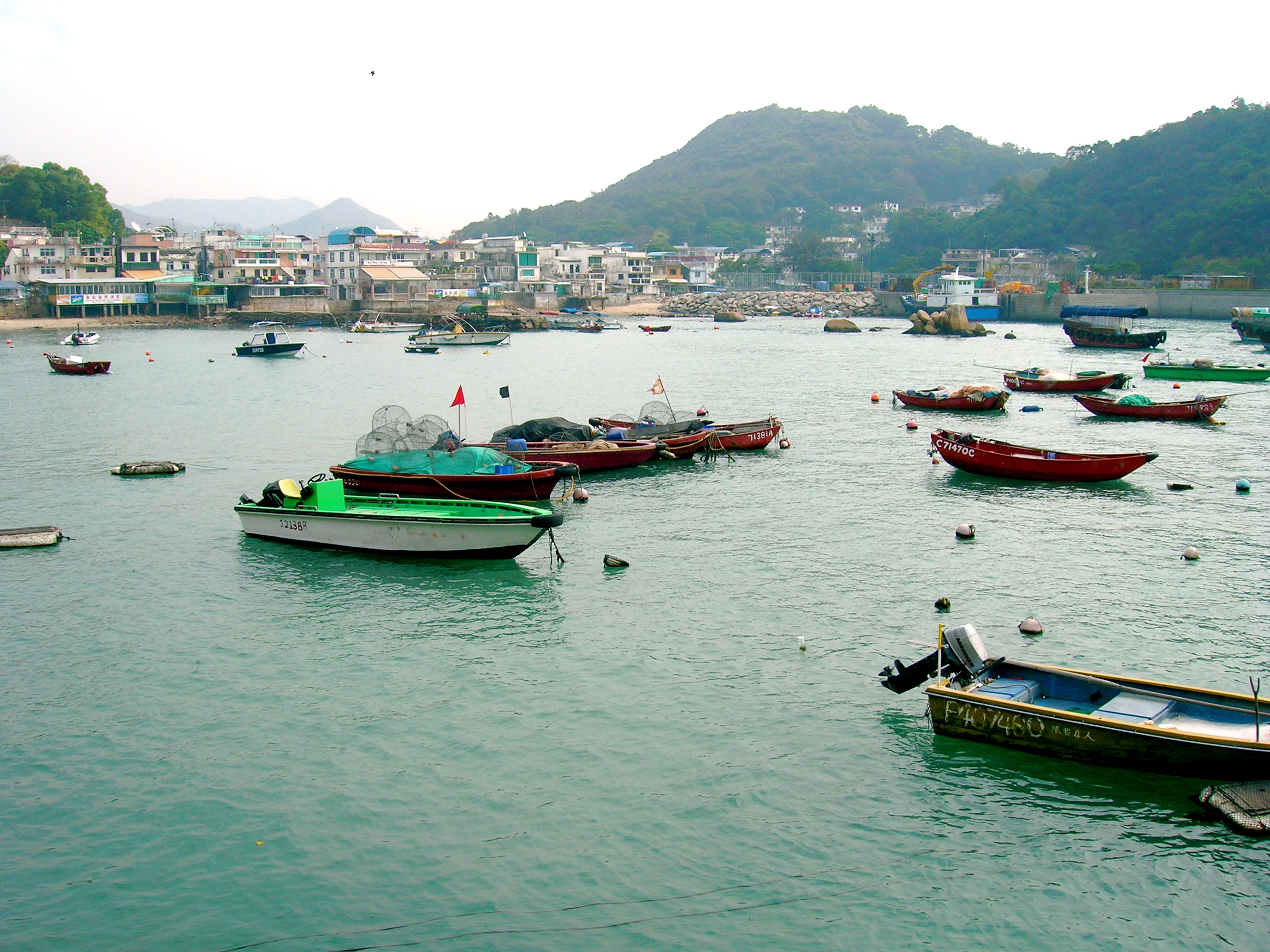 Yung_Shue_Wa_Bay_Boats_at_Lamma_Island%2C_HK.JPG