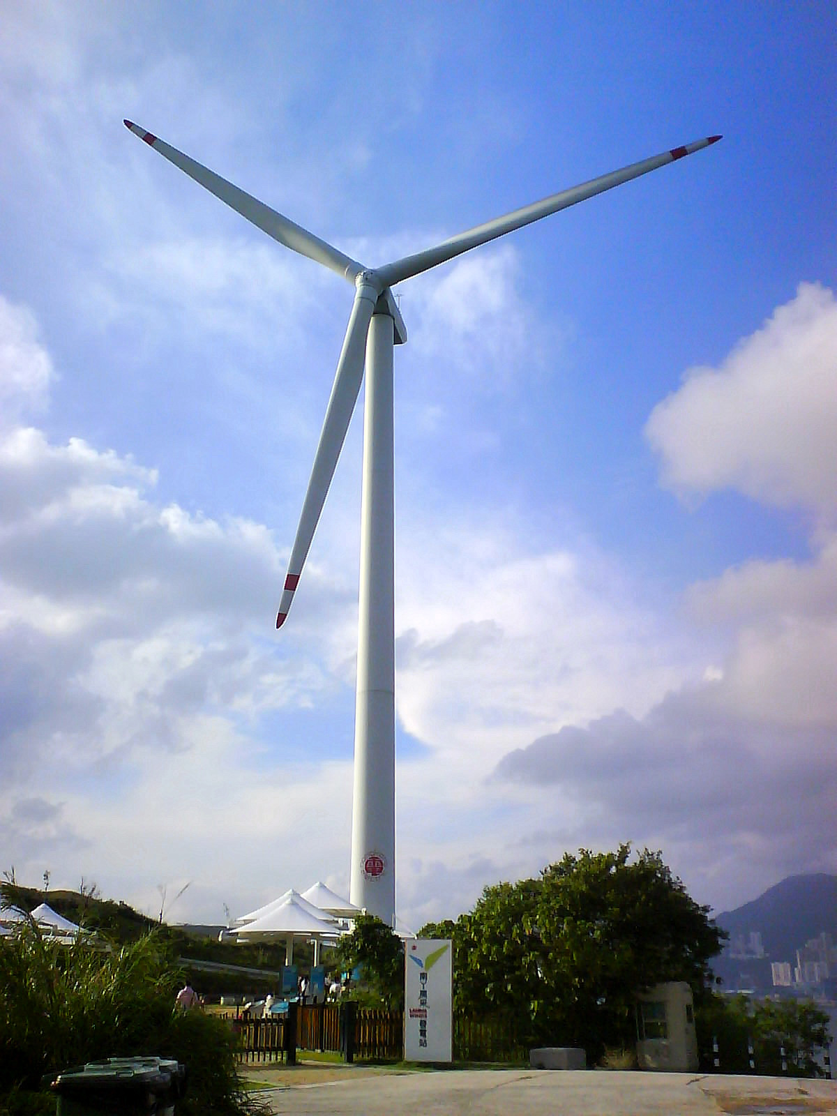 Lamma_wind_turbine_1.JPG