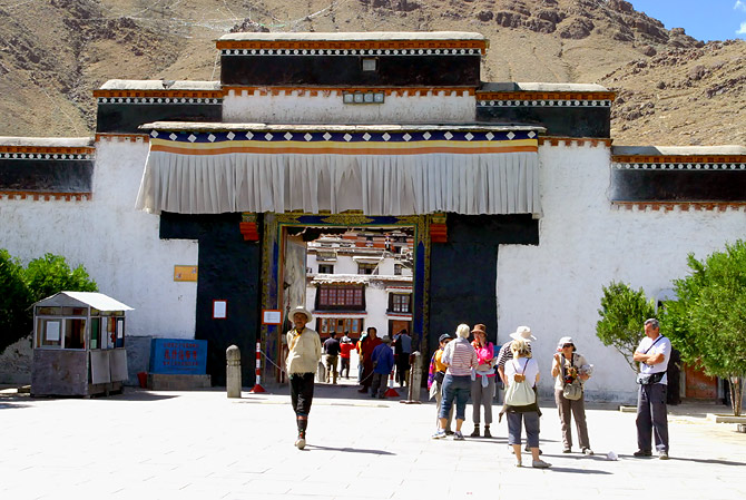 Entrance_to_Tashilhunpo_Monastery.jpg