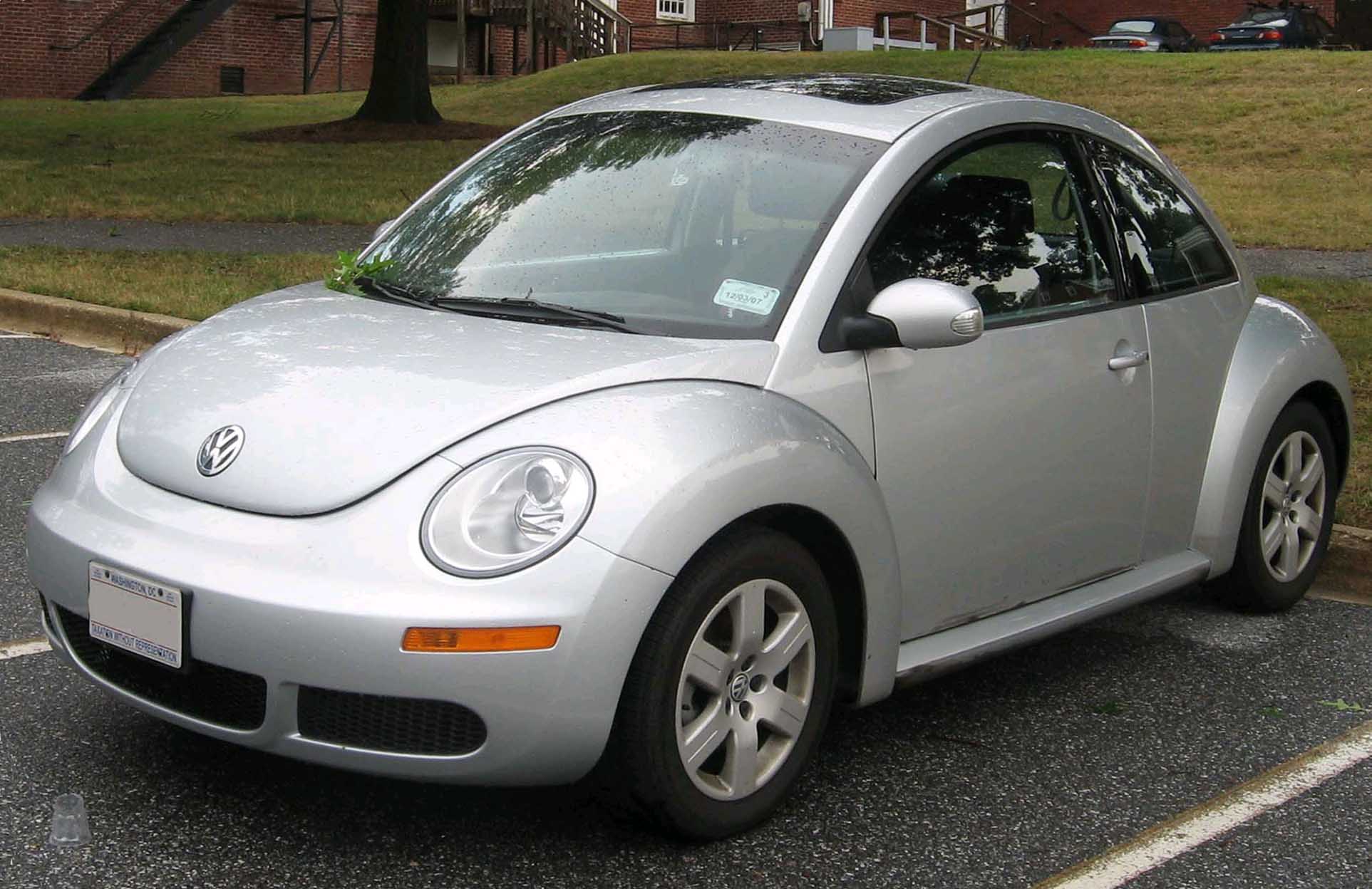 2006-2007_Volkswagen_New_Beetle.jpg