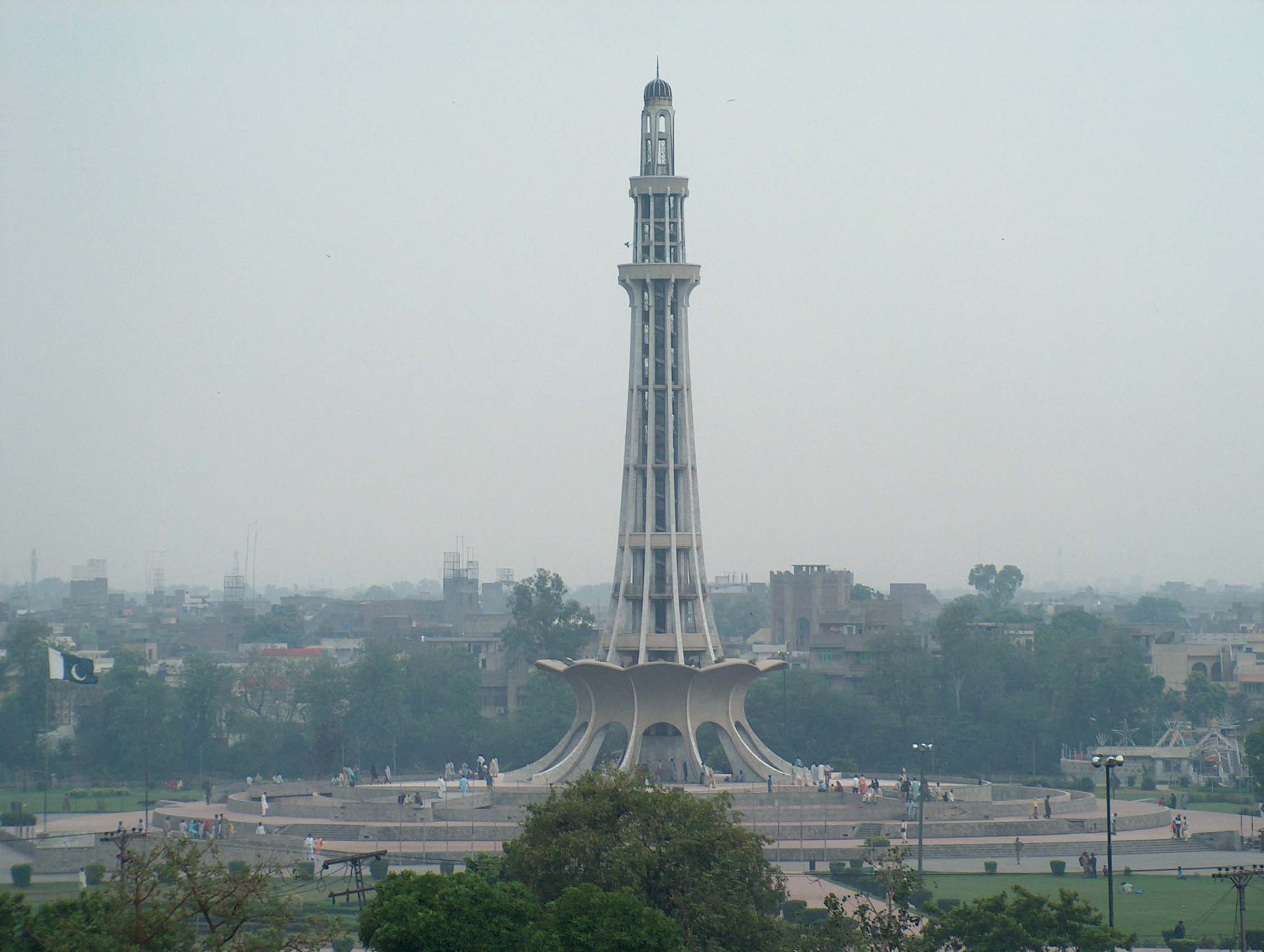 July_9_2005_-_Minar-e-Pakistan_panoramic.jpg