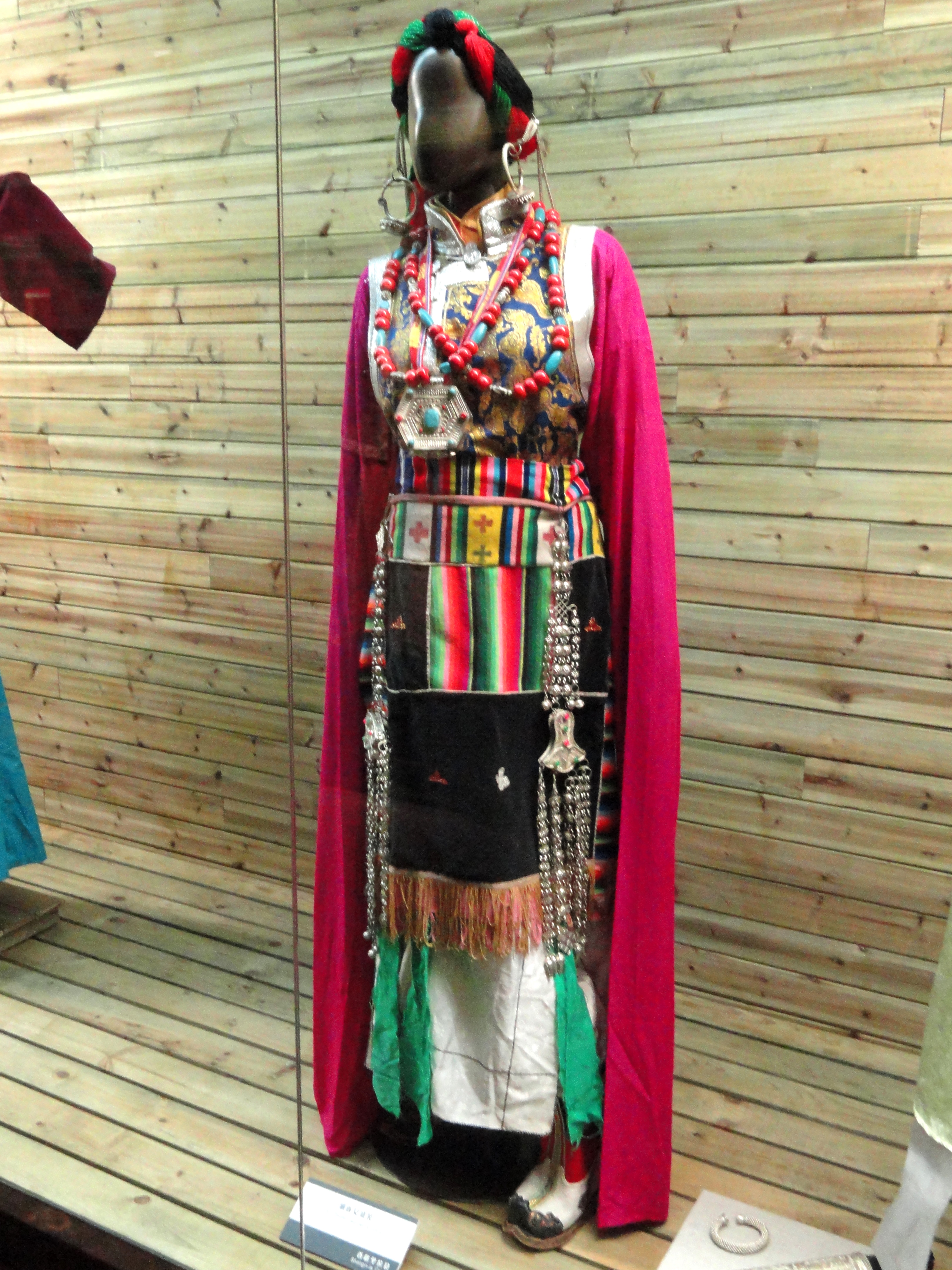 Tibetan_woman_clothes_-_Yunnan_Nationalities_Museum_-_DSC04237.JPG
