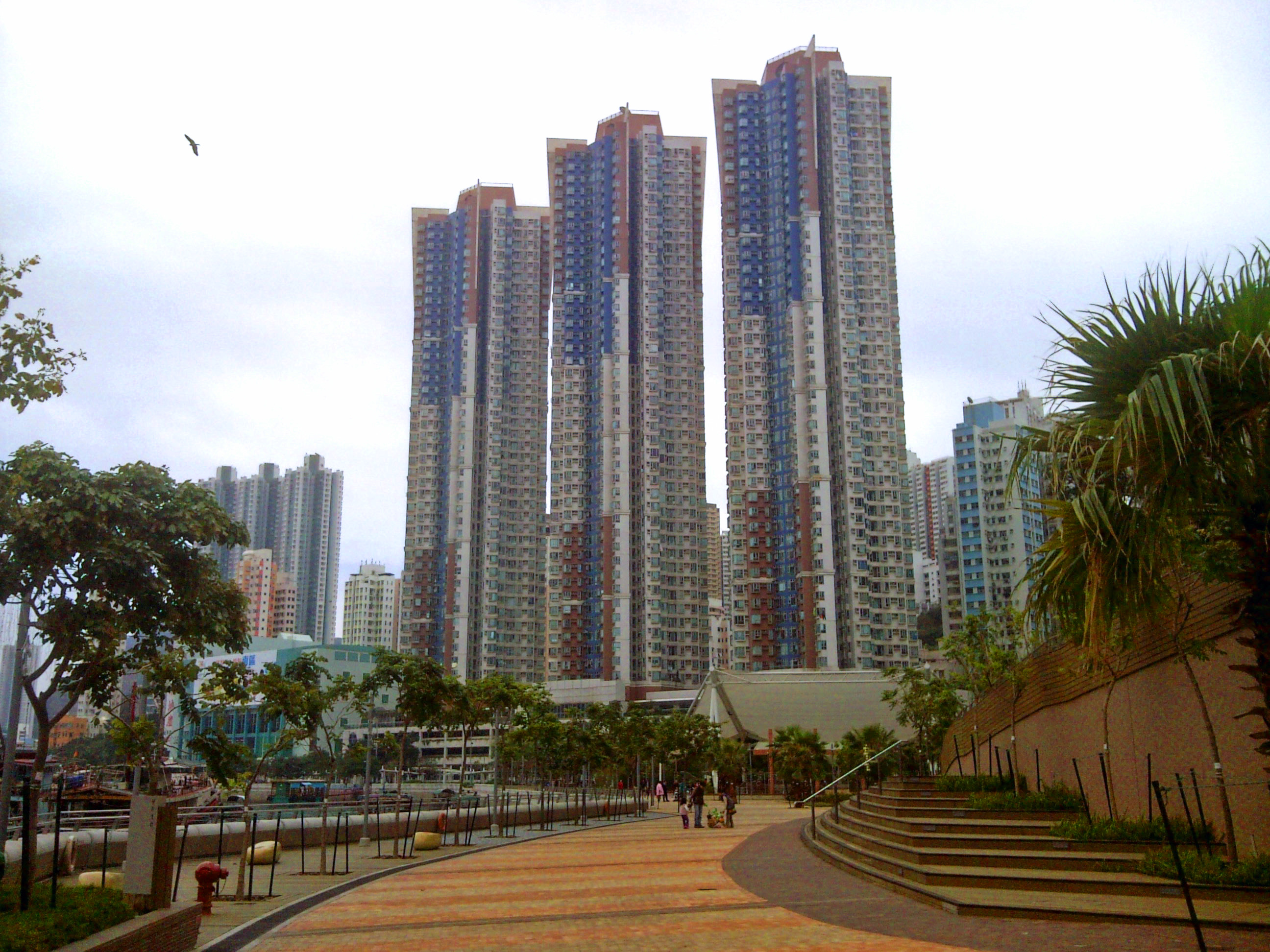 Marina_Habitat_viewed_from_Ap_Lei_Chau_Wind_Tower_Park.JPG