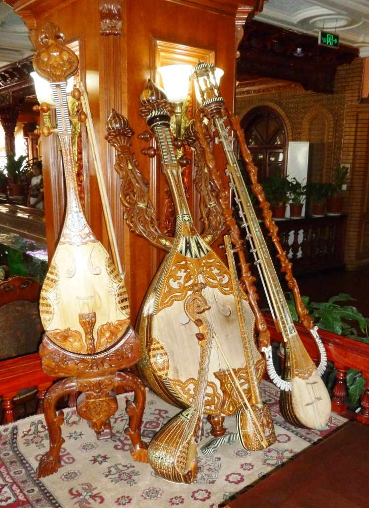 Uyghur_musical_instruments%2C_Kashgar.jpg