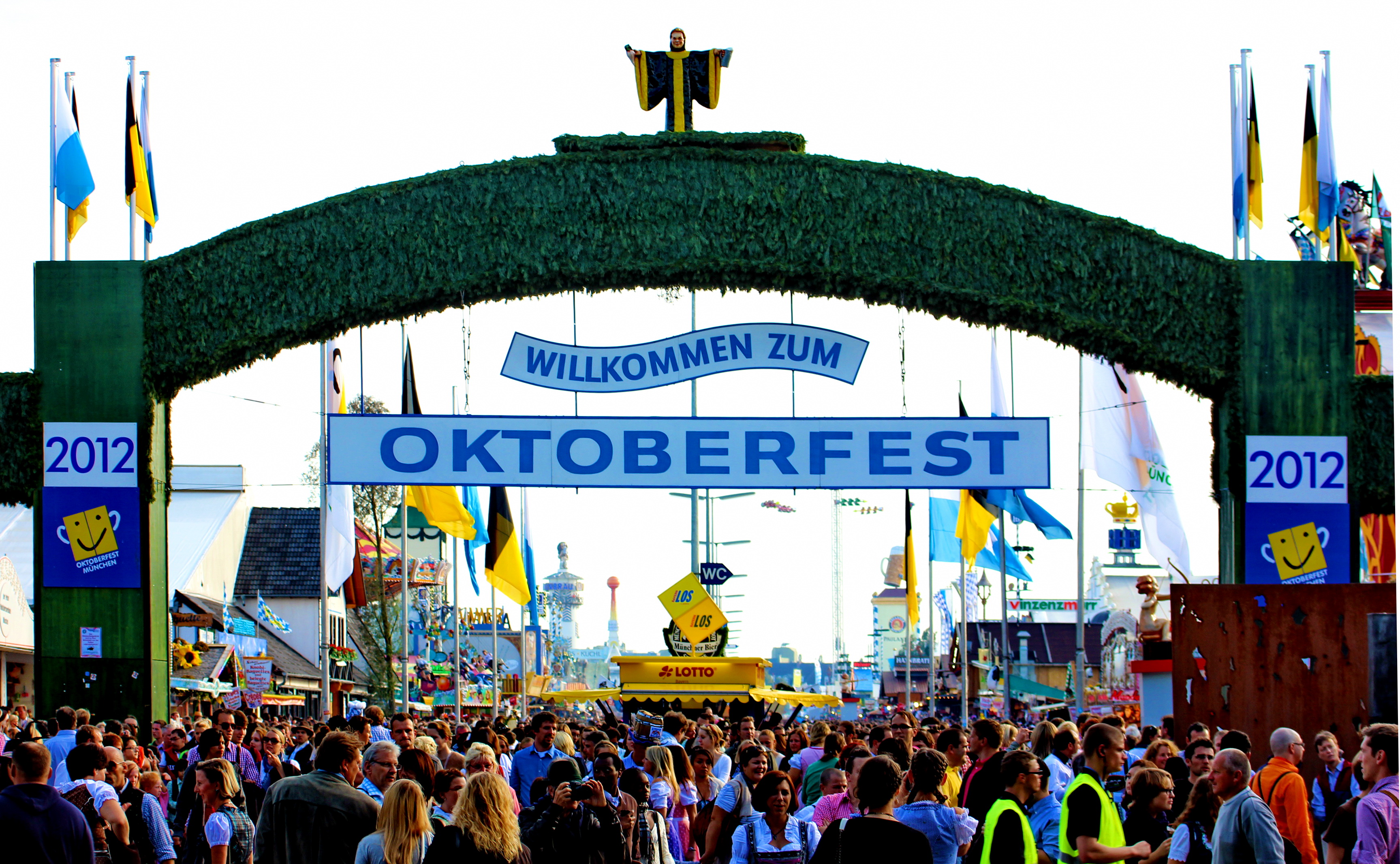 Haupteingang_Oktoberfest_2012.JPG