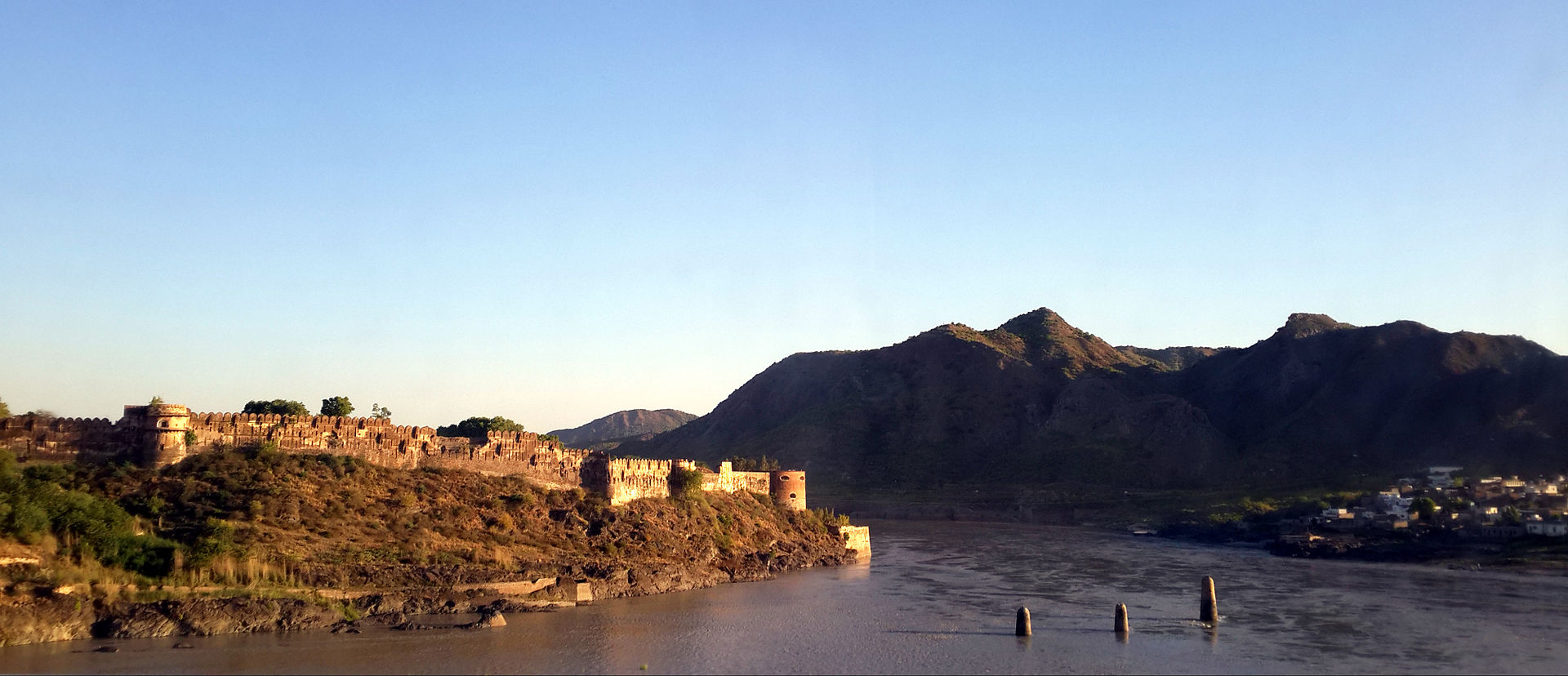 1920px-Attock_Fort_During_Sunset.jpg