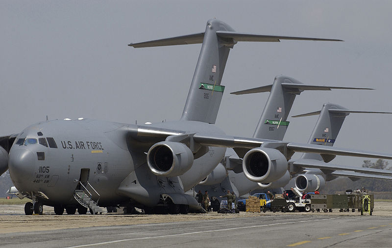 800px-Air_force_globemasters_unload_supplies_in_mississippi_aug_31_2005.jpg