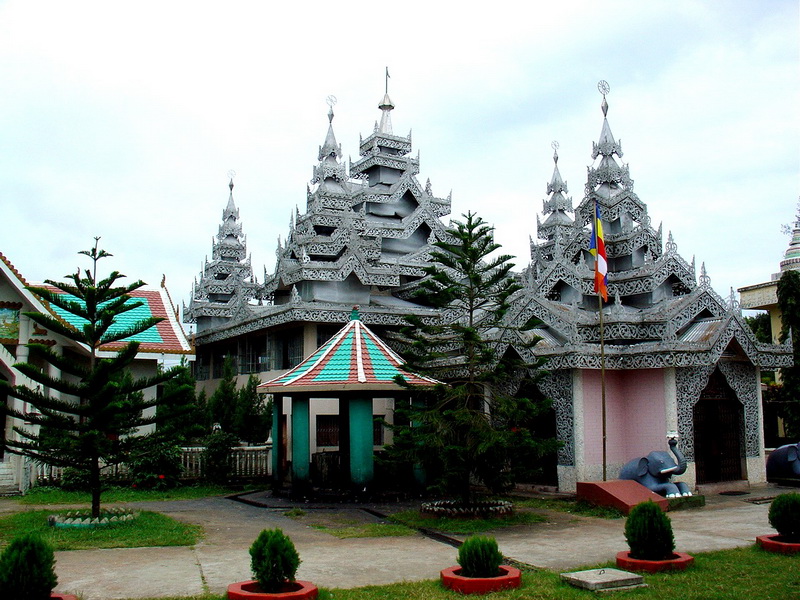 Buddhist_Temple_at_Rangamati.jpg