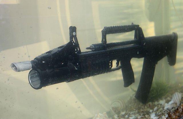 Russian_divers_to_be_equipped_with_the_ADS_Amphibious_Assault_Rifle_640_001.jpg