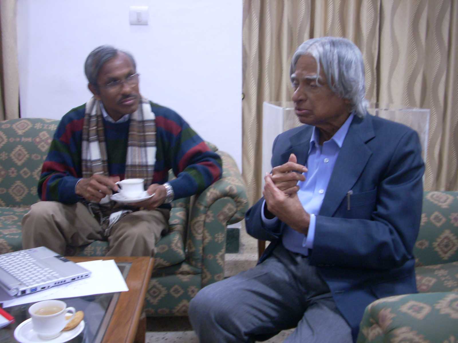 INO%20spokesperson%20N.K.Mondal%20discussing%20INO%20project%20with%20Dr.%20A.P.J.Kalam.JPG