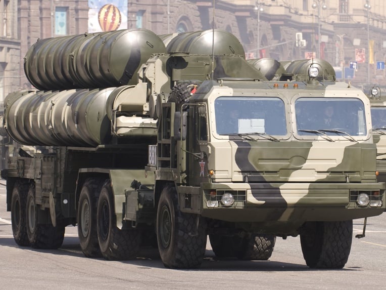 S-400_SAM_during_the_Victory_parade_2010.jpg