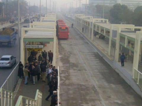 Metro-Bus-Test-Run-in-Lahore-2.jpg