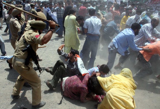 pic01-16-7-07-indian-police-personnel-beat-female-teachers-n-557x380.jpg