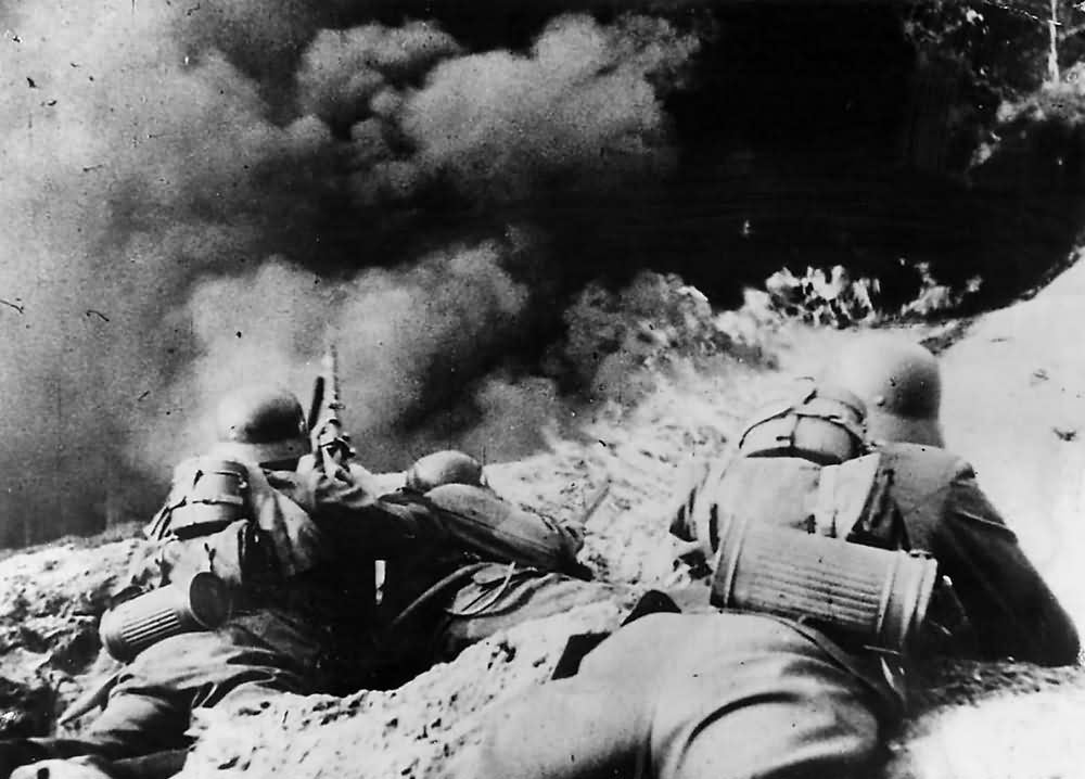 Wehrmacht_Pioneer_Troops_In_Action_with_Flame_Thrower.jpg