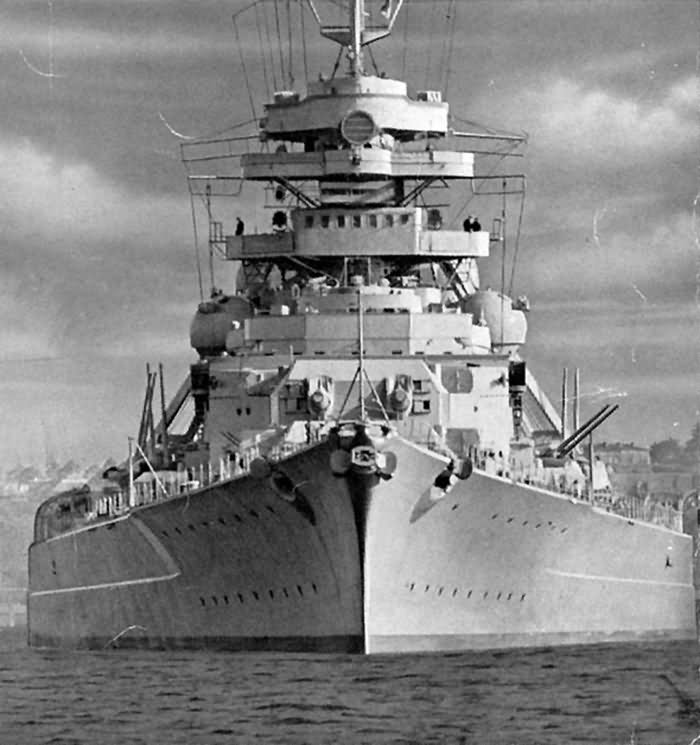 Bismarck_bow_August_1940_2.jpg
