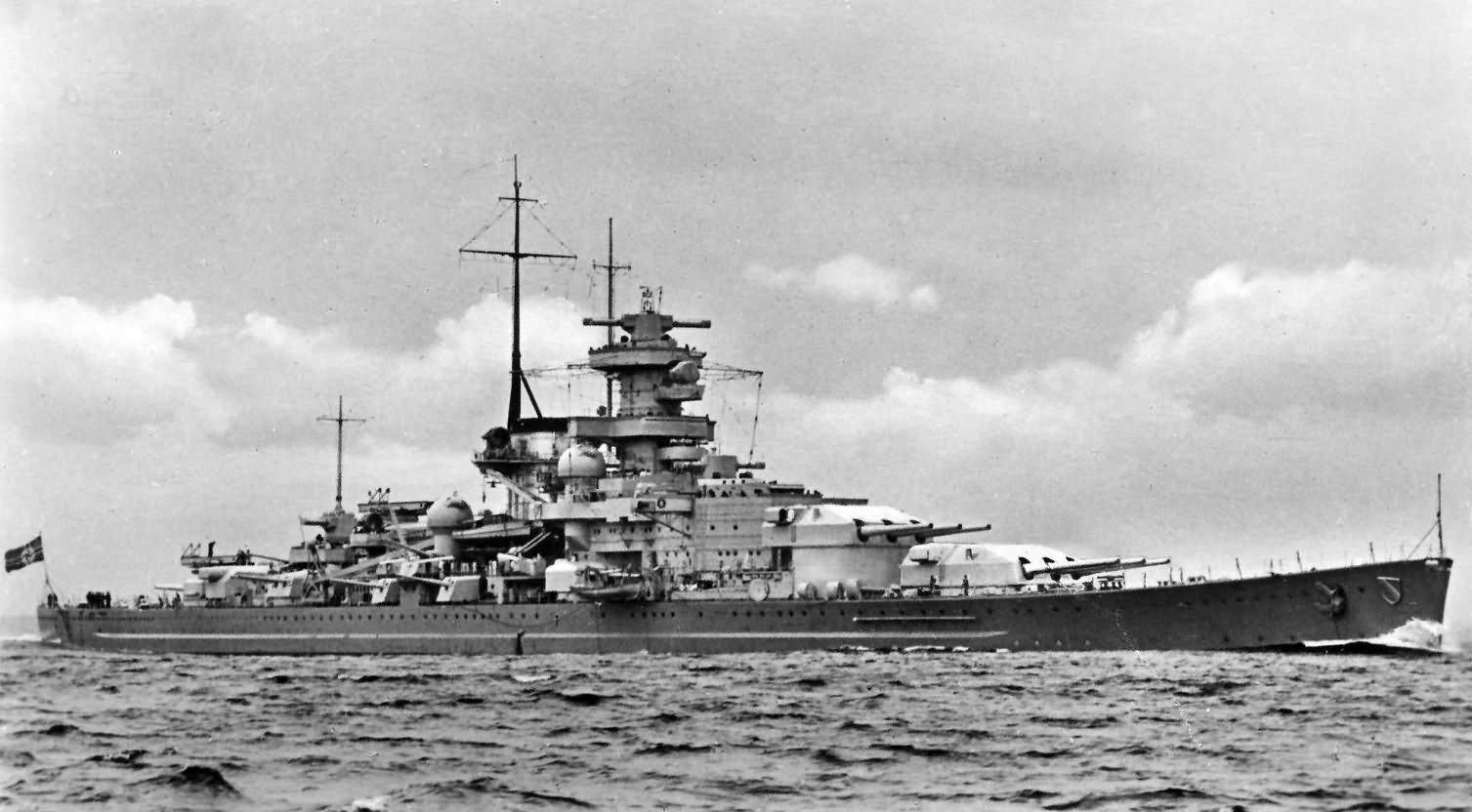 Battleship_Scharnhorst_broadside_view.jpg