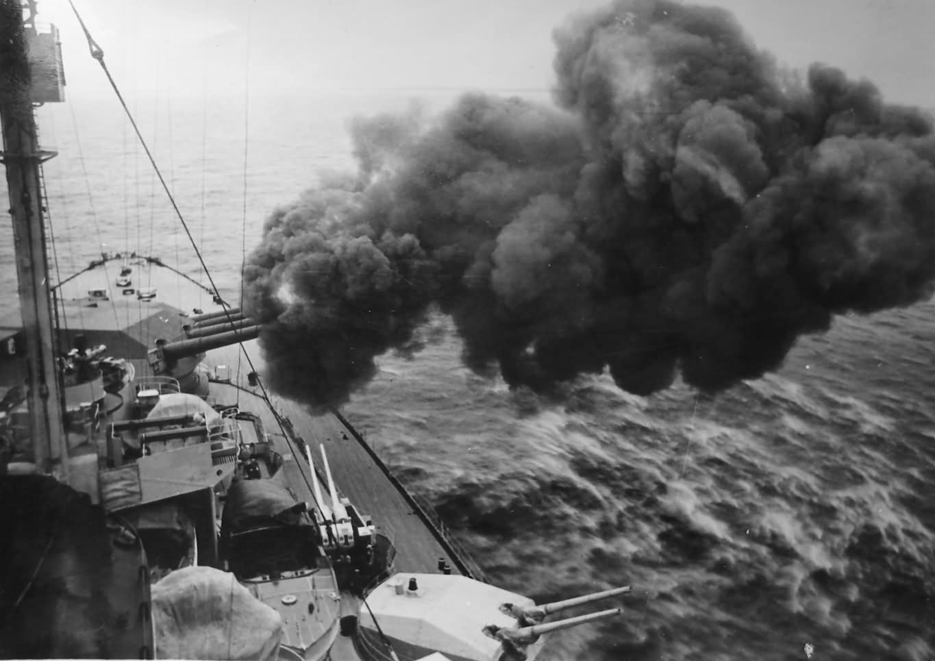 battleship_Tirpitz_firing.jpg