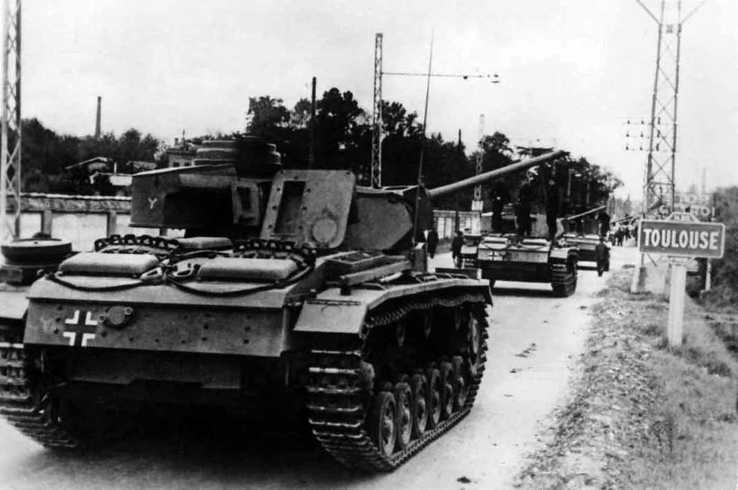 Panzer_III_Ausf_L_7th_Panzer_Division_Toulouse_France_1942.jpg