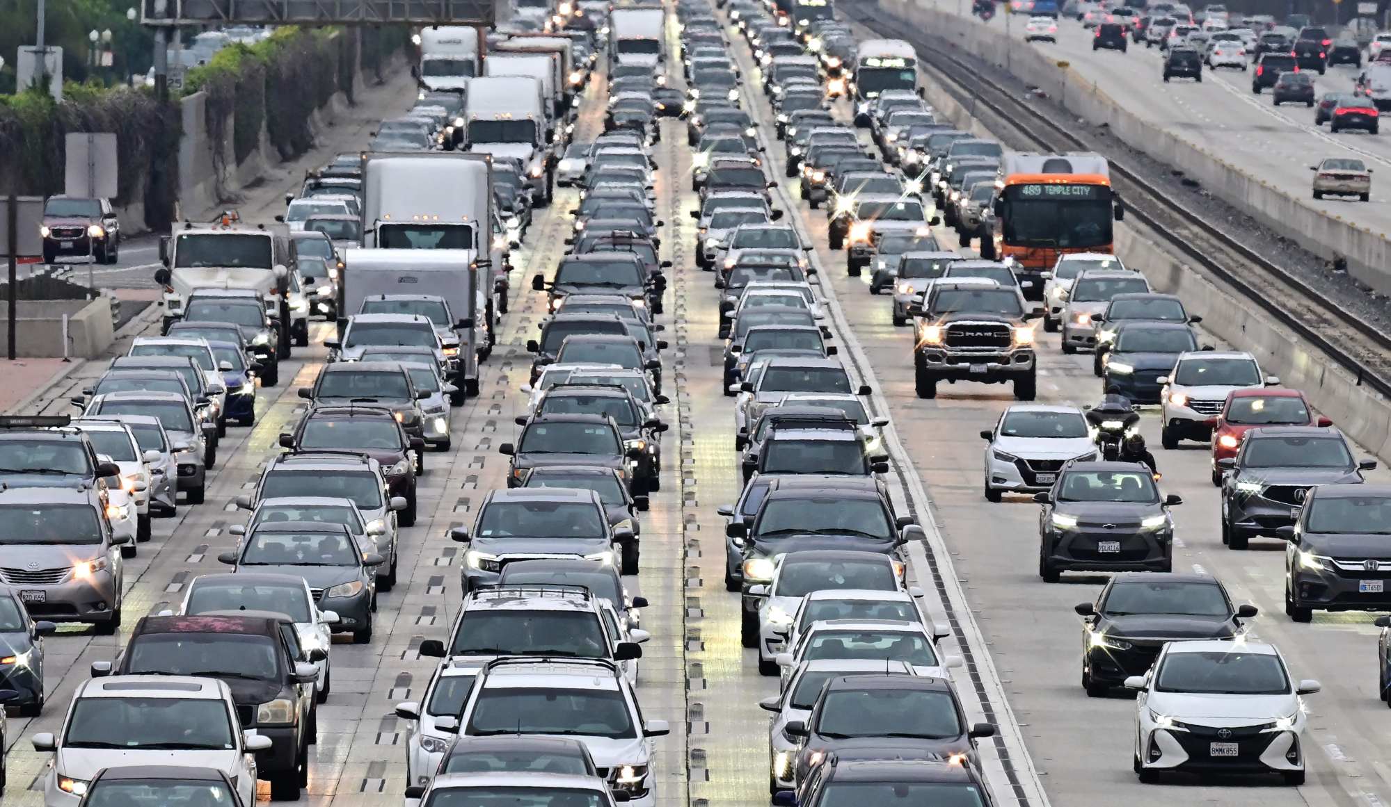 Vehicles head east on a freeway during the evening rush hour commute in Los Angeles, California. Photo: AFP