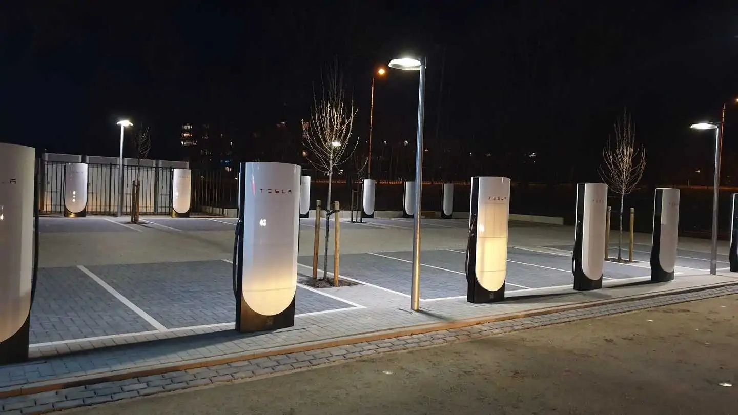 tesla-v4-supercharging-station-in-harderwijk-netherlands-source-fritsvanens-twitter.webp