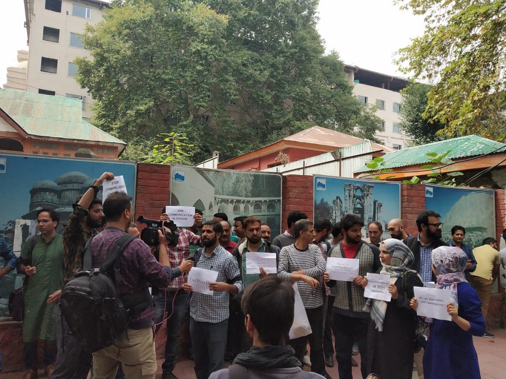 Kashmiri-journalists-protesting-outside-press-club-in-Srinagar-against-communications-shutdown-and-press-censorship-1024x768.jpg