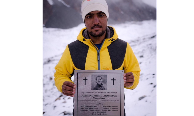 Sajid Sadpara holds a plaque in memory of Iceland's John Snorri which will be placed at the Gilkey Memorial. — Elia Saikaly Instagram