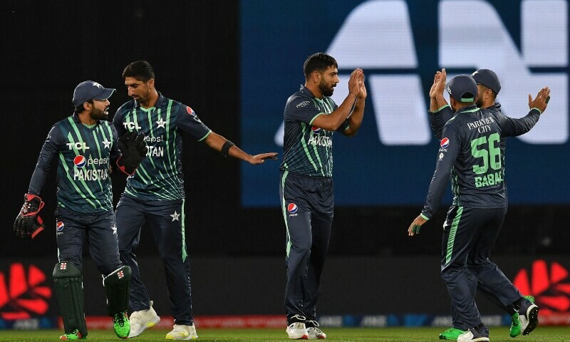<p>Pakistan’s Haris Rauf (C) celebrates the wicket of New Zealand’s Mark Chapman with teammates during the second cricket match between New Zealand and Pakistan in the Twenty20 tri-series at Hagley Oval in Christchurch on October 8, 2022. — AFP</p>