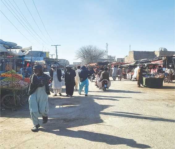  Locals are busy shopping in the Rakhni bazaar, situated in Rakhni town, Barkhan district.—Photo by the writer 
