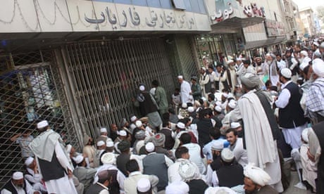 Kabul-Bank-customers-wait-011.jpg