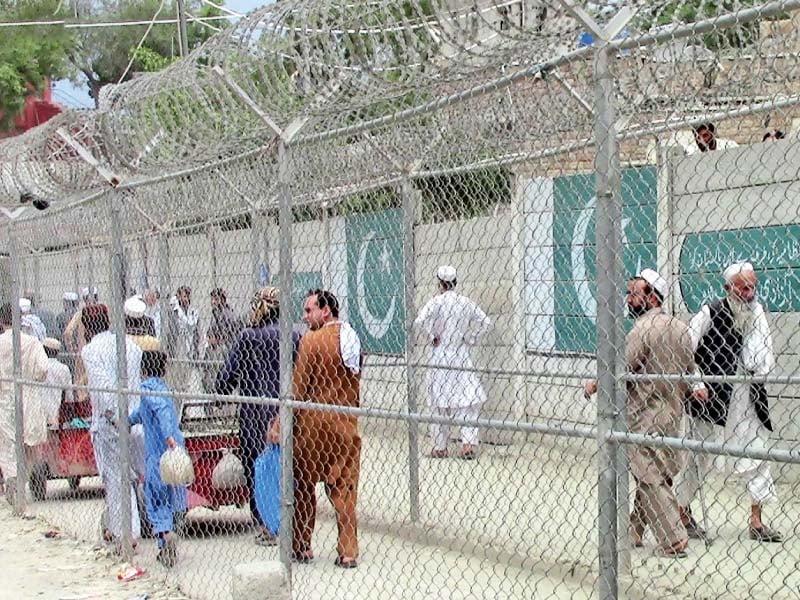 afghan people enter pakistan via torkham border which was closed due to instalation of fences photo inp
