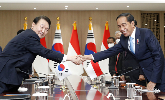 Korean President Yoon Suk-yeol, left, shakes hands with Indonesian President Joko Widodo, at the presidential office in Yongsan District, central Seoul Thursday afternoon. [JOINT PRESS CORPS]