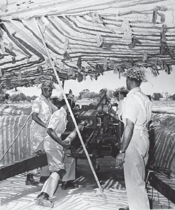 Pak Army artillery crew loading amunition to fire on indian forces.