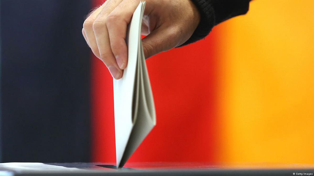 Bundestagswahl Deutschland 22.09.2013 Wahllokal Wahlurne