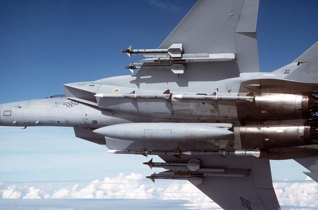 F-15C_AIM-9_AIM-120_m02006120700063.jpg