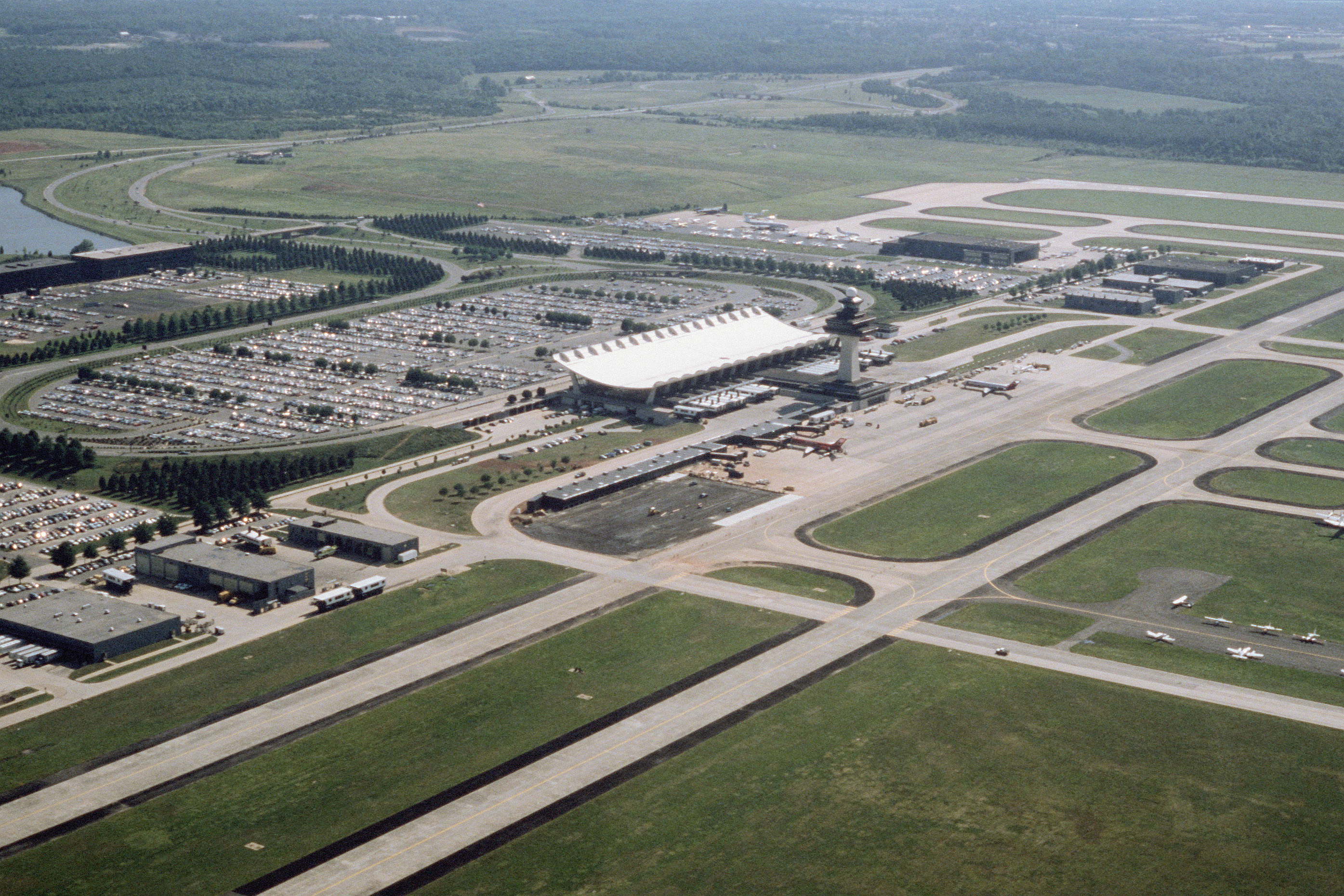 Aerial_view_of_Dulles_Airport,_June_1985.JPEG