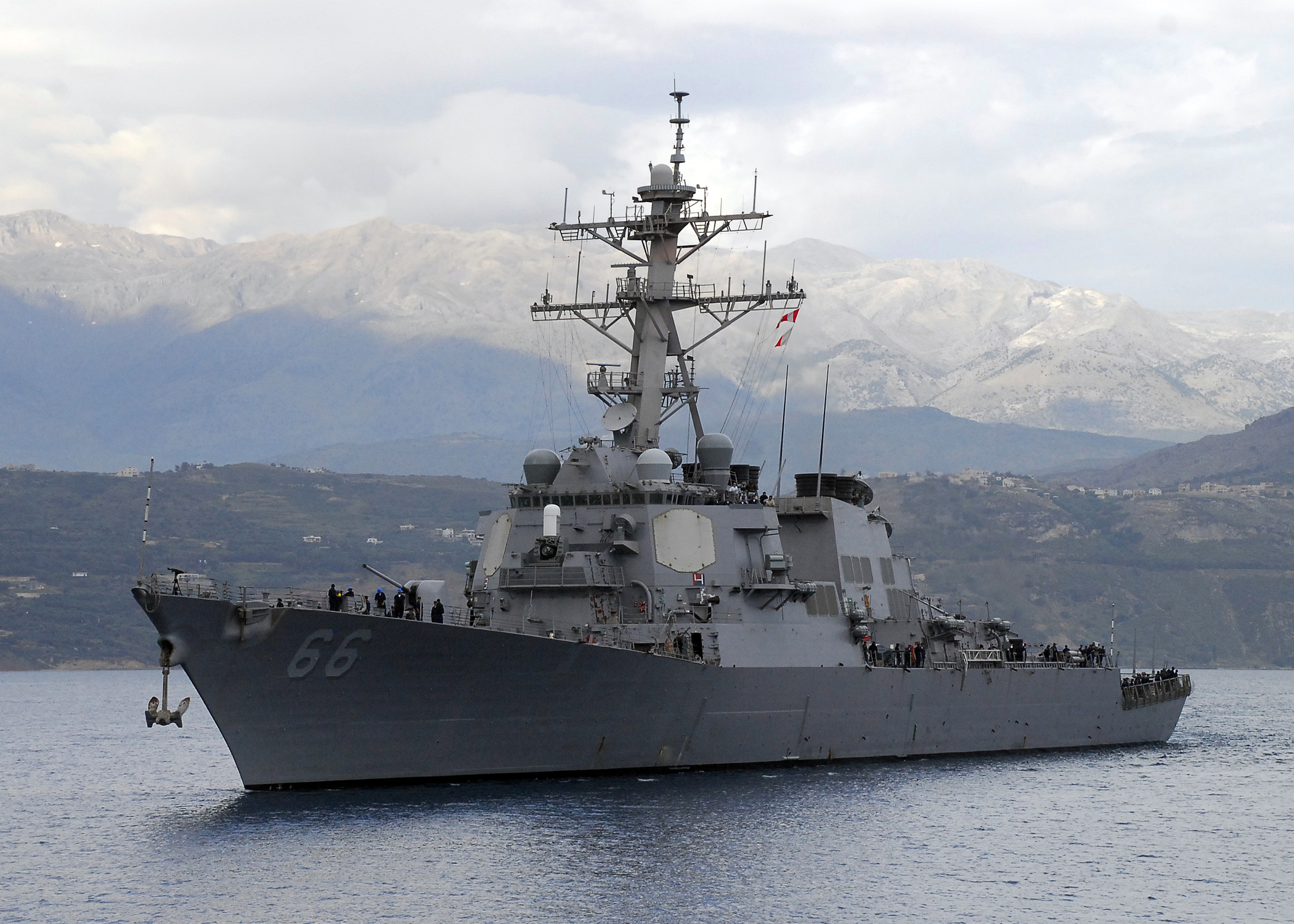 Destroyer_USS_Gonzalez_(DDG_66)_arrives_in_Souda_harbor.jpg